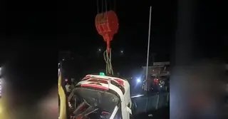 পদ্মায় তলিয়ে যাওয়া যাত্রীবাহী বাসটি ওপরে তোলা হয়েছে