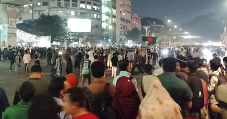 শাহবাগ মোড় অবরোধ করেন শিক্ষার্থীরা