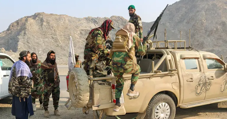 তোরখাম সীমান্তের কাছে একটি গাড়িতে রকেট লঞ্চার উঠানো হচ্ছে