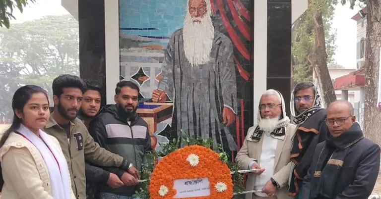 অম্বিকাচরণ মজুমদারের স্মৃতিস্তম্ভে পুষ্পস্তবক অর্পণ