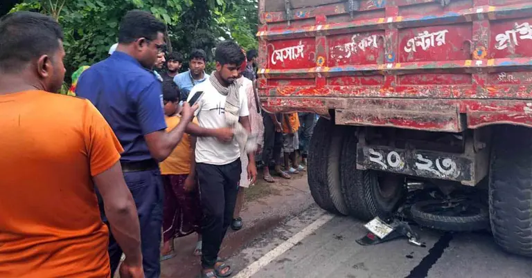 ট্রাক্টরের নীচে দুমড়ে যাওয়া মোটরসাইকেল