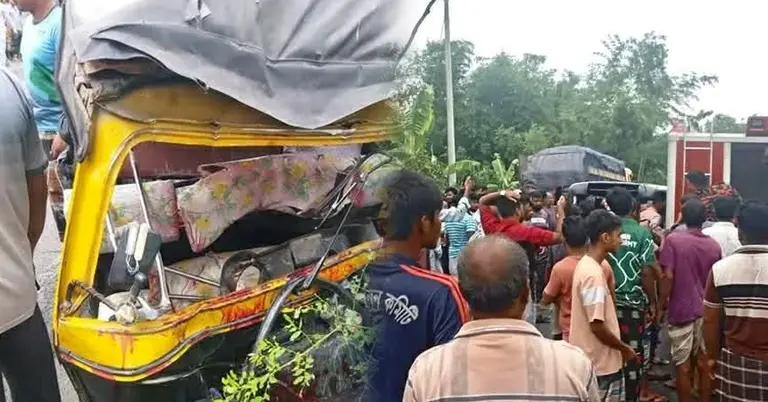 ট্রাক-মাহিন্দ্রার মুখোমুখি সংঘর্ষ