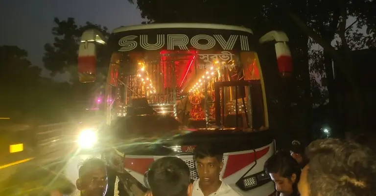 মোটরসাইকেলে যাত্রীবাহী বাসের ধাক্কা