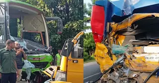 মানিকগঞ্জে বাস-কাভার্ড ভ্যানের সংঘর্ষে নিহত ১