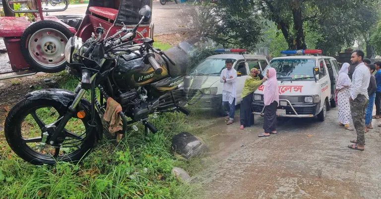 দুর্ঘটনায় ক্ষতিগ্রস্ত মোটরসাইকেল ও অপেক্ষমাণ অ্যাক্সিডেন্ট