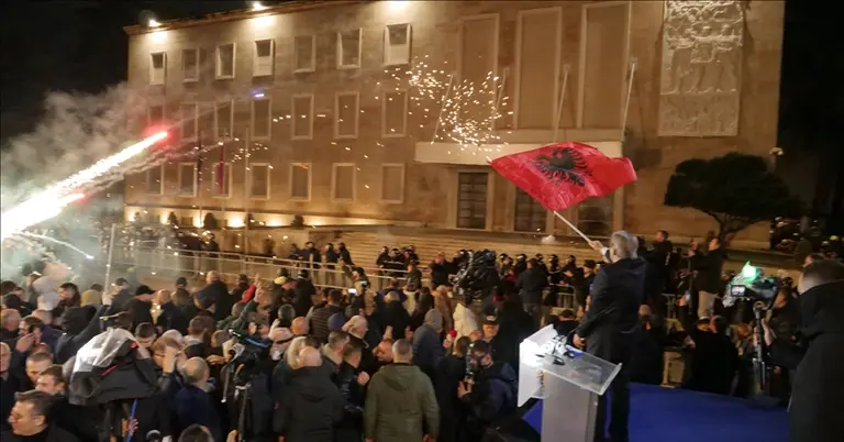 প্রধানমন্ত্রী এডি রামার কার্যলয়ের সামনে জড়ো জনতা