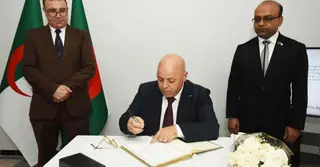 বিমান বিধ্বস্তে শোক জানিয়ে শোক বইয়ে আলজেরিয়ার মন্ত্রীর স্বাক্ষর