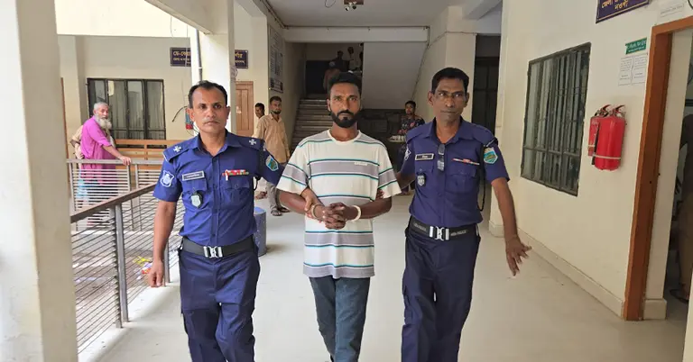 আদালতে নেয়া হচ্ছে আসামিকে
