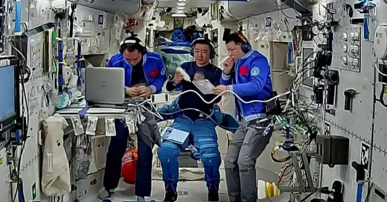 তিনজন নভোচারী