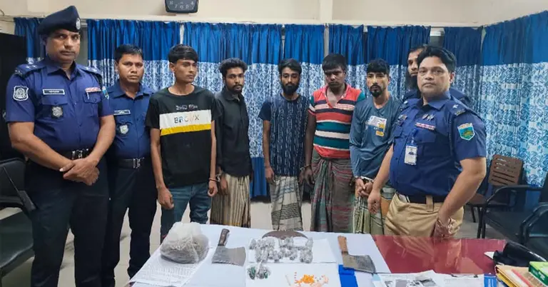 আটককৃতরা পুলিশের কাছে হেফাজতে