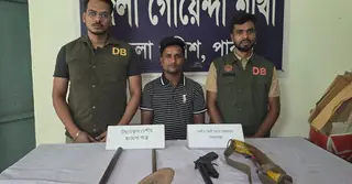 পাবনায় ডিবি’র অভিযানে দুইটি ওয়ান শুটার গান ও ধারালো অস্ত্রসহ ১ জন গ্রেপ্তার