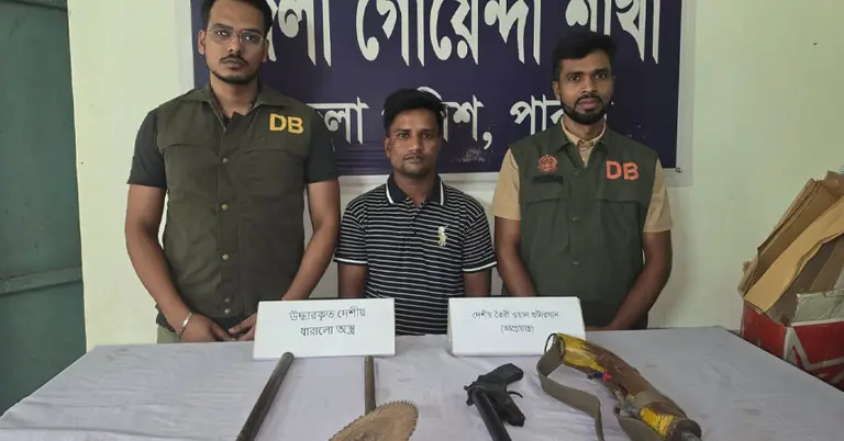 আটককৃত পুলিশের কাছে হেফাজতে