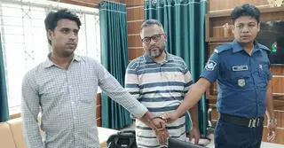 কুমিল্লা নির্বাচন অফিসে ভুয়া কর পরিদর্শকসহ দুই প্রতারক আটক