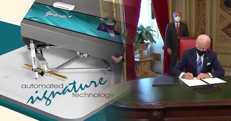অটোপেন ও বাইডেন স্বাক্ষর করছেন