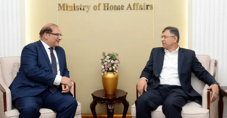 স্বরাষ্ট্রমন্ত্রীর সঙ্গে পাকিস্তানের হাইকমিশনারের সাক্ষাৎ