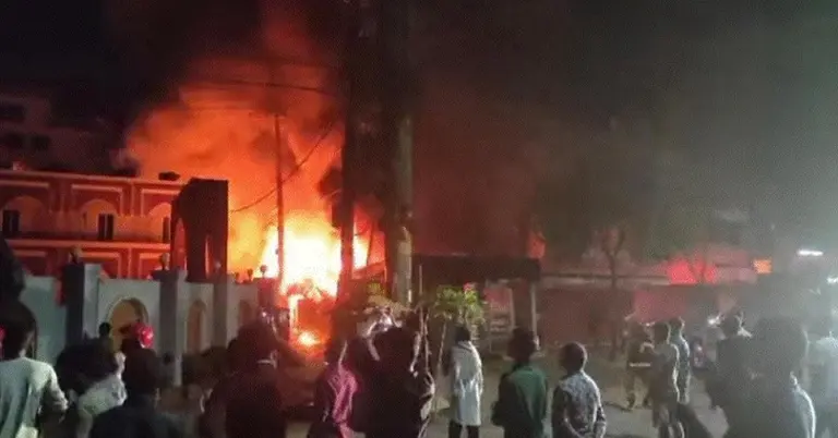 বংশালে জুতার কারখানায় আগুন