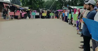 বাকৃবি সংকট: ১১ দিনেও আসেনি সিদ্ধান্ত, শিক্ষার্থীদের মানববন্ধন