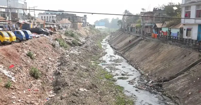 আবর্জনায় ভাগাড়ে পরিণত হয়েছে খালগুলো