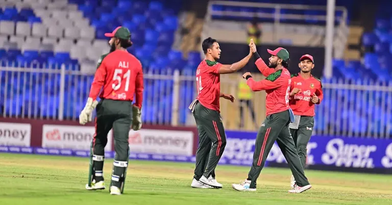 মাঠে বাংলাদেশ দলের একাংশ