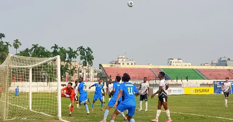 গোল করার জন্য মরিয়া আবাহনীর খেলোয়াররা