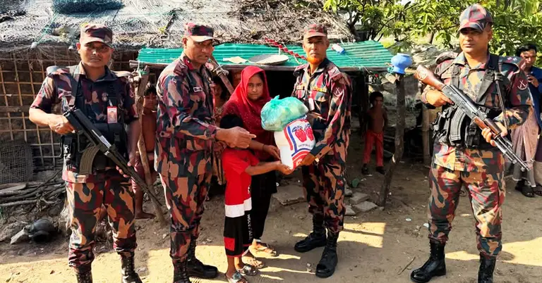 টেকনাফে ৪০০ জেলে পরিবারকে খাদ্য সহায়তা দিল বিজিবি