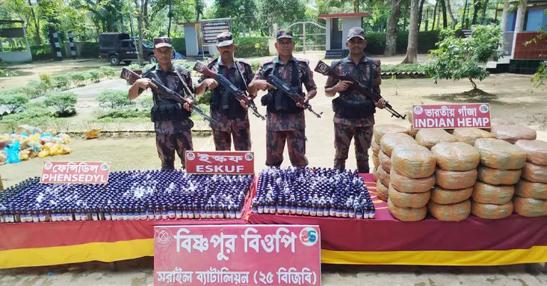 জব্দকৃত মাদকসহ বিজিবি সদস্যরা
