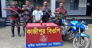 ভারতীয় মাদক ও চোরাইপণ্যসহ কুষ্টিয়ায় যুবক আটক