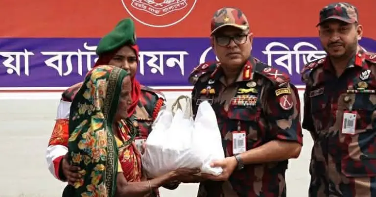 দুর্গতদের মাঝে ত্রাণ বিতরণ করছে বিজিবি