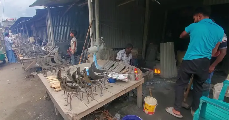 কামারের বানিয়ে রাখা বিভিন্ন পণ্য