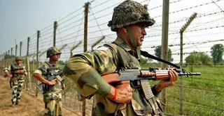 বাংলাদেশিকে গুলি করে মরদেহ নিয়ে গেল বিএসএফ