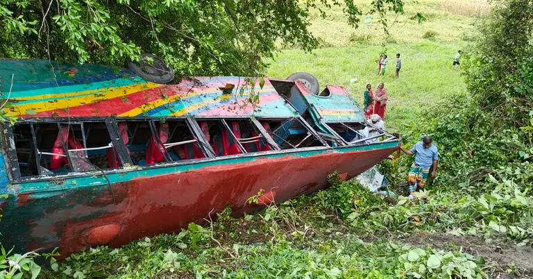 খাদে যাত্রীবাহী বাস