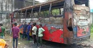 দিনাজপুরে শ্যামলী এনআর ট্রাভেলসের বাসে আগুন