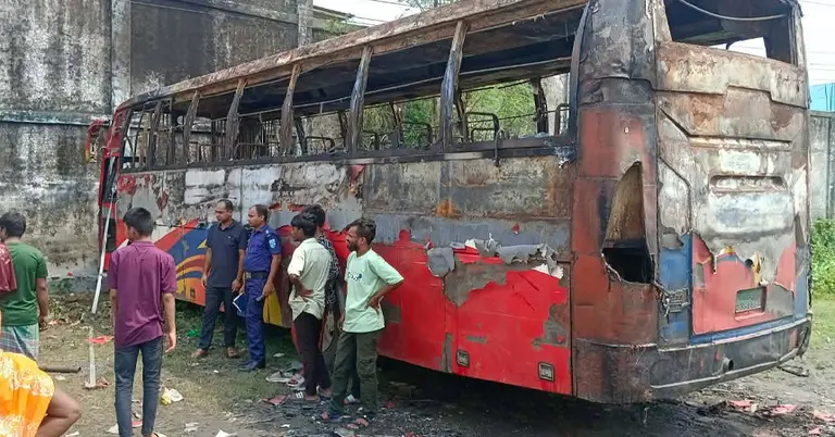 এনআর ট্রাভেলসের বাসে আগুন