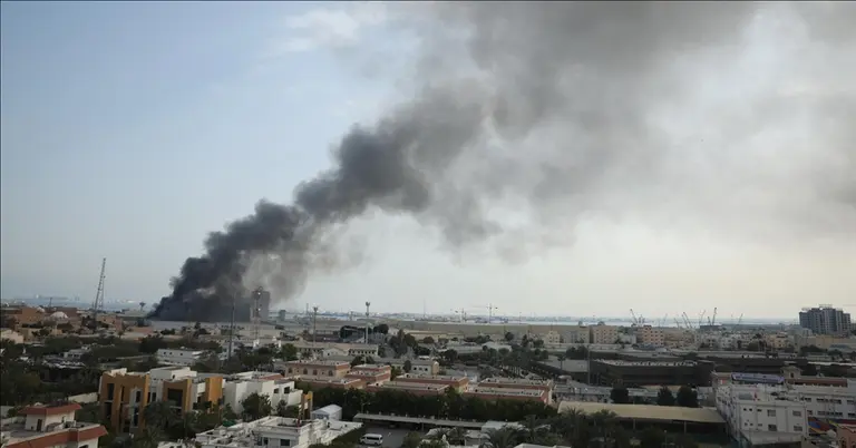 মার্কিন নৌবাহিনীর ফিফথ ফ্লিটের সদর দপ্তরে ক্ষেপণাস্ত্র হামলা চালানোর পর ধোঁয়ার কুণ্ডলী উঠছে