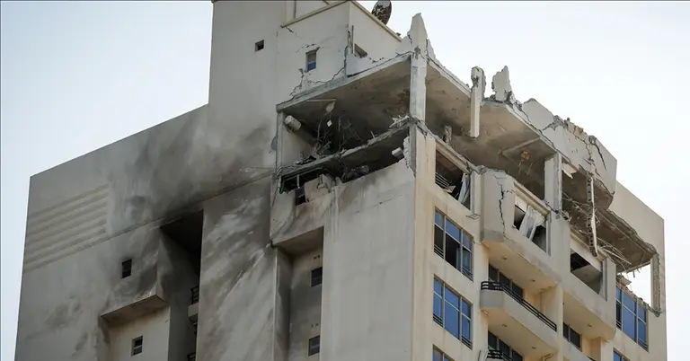 ইরানের পাল্টা আক্রমণের সময় কামিকাজে ড্রোনের আঘাতে বাহরাইনের ভবন ক্ষতিগ্রস্ত হয়