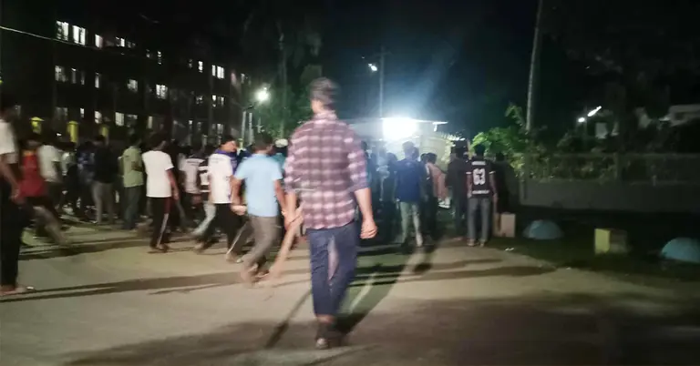 উপাচার্যের বাসভবনের সামনে আন্দোলনরত শিক্ষার্থীদের অবস্থান
