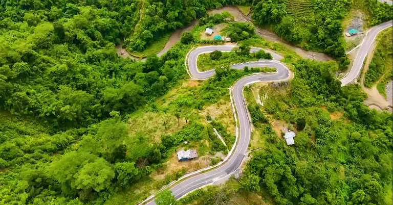 দুই থেকে তিন হাজার ফুট উচ্চতায় নির্মিত পাহাড়ি সড়ক