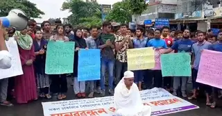শাটডাউন থেকে বাংলা ব্লকেড; বরিশালের রাজপথ কাঁপায় শিক্ষার্থীরা