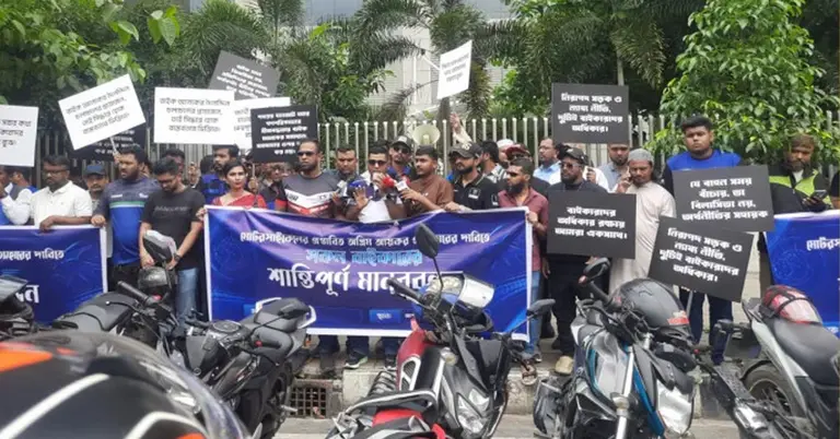 এনবিআরের সামনে বাইকারদের বিক্ষোভ