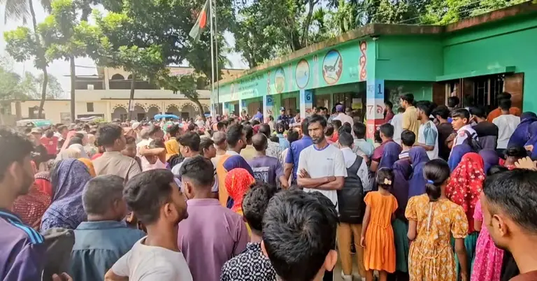 শিক্ষকের মৃত্যু ঘিরে বিদ্যালয়ে বিক্ষোভ