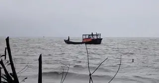 বঙ্গোপসাগরে ট্রলারডুবি; ৯ জেলে উদ্ধার নিখোঁজ ৫
