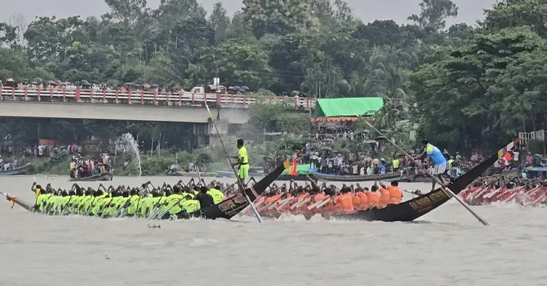 কালিগঙ্গা নদীতে নৌকাবাইচ