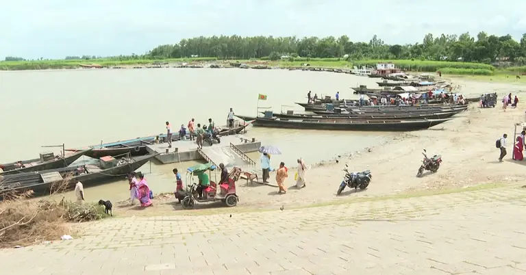 নদী পাড়ের বাসিন্দাদের চলাচলের মাধ্যম নৌকা