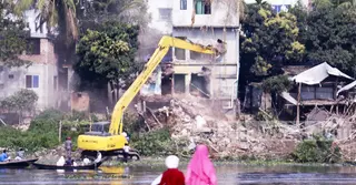 বুড়িগঙ্গার তীরে অবৈধ স্থাপনা উচ্ছেদ করছে বিআইডব্লিউটি