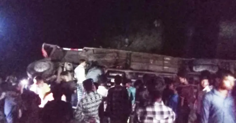খাদে পড়ে যাওয়া বাস