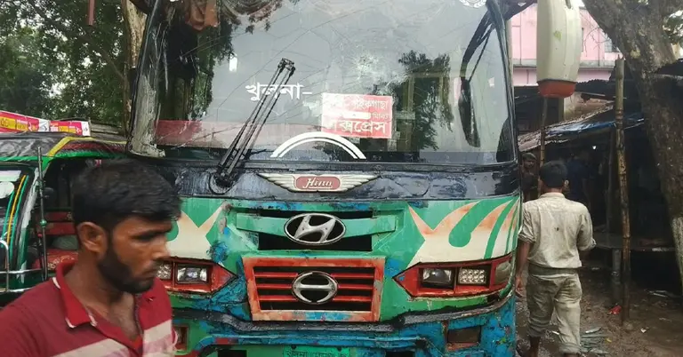 বাসচাপায় স্কুল শিক্ষার্থীর মৃত্যু