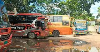 প্রশাসনের আশ্বাসে ৯ ঘণ্টা পর চুয়াডাঙ্গায় অভ্যন্তরীণ ৫ রুটে বাস চলাচল স্বাভাবিক