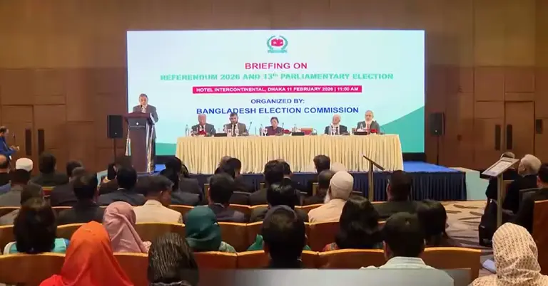আন্তর্জাতিক পর্যবেক্ষক ও গণমাধ্যম প্রতিনিধিদের উদ্দেশে নির্বাচন কমিশনের ব্রিফিংয়ে সিএসসি বক্তব্য রাখছেন