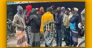 চাঁপাইনবাবগঞ্জে সার সংকট, ডিলারের কাছে গুনতে হচ্ছে অতিরিক্ত অর্থ