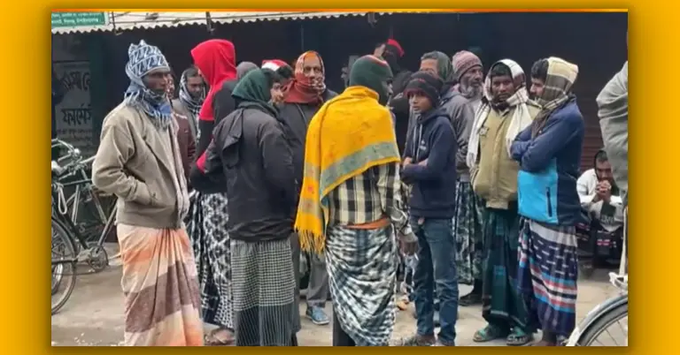 সারের জন্য লাইনে অপেক্ষা করছেন কৃষকরা